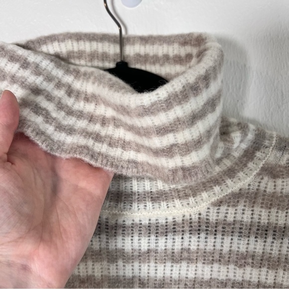 Banana Republic Alpaca Wool Blend Cream Striped Turtle Neck Sweater, Size Small - Picture 5 of 8